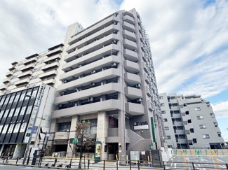 【外観】 | 青空によく映える建物です。手入れの行き届いた外壁やマンション正面エントランスなど、綺麗な姿をぜひ一度、現地にてご覧ください。～即日のご見学可能～　お問合せはお気軽にどうぞ。