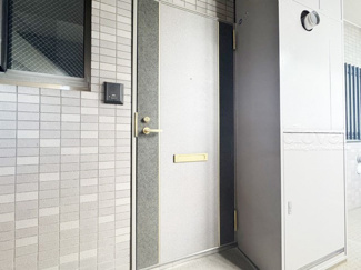 【その他共用部分】 | 皆様をお迎えする、お部屋の玄関ドア。開けやすさや開放角度、ドアノブの操作しやすさや鍵の形状などを、現地で一度ご確認ください。～即日のご見学可能～　お問合せはお気軽にどうぞ。