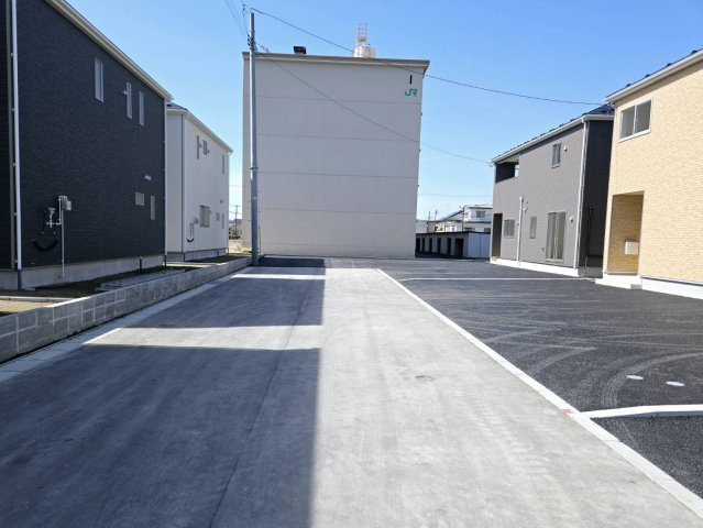クレイドルガーデン八戸尻内　第14　6号棟の前面道路含む現地写真