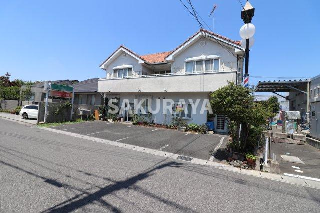 借宿町貸店舗・貸家HMの駐車場