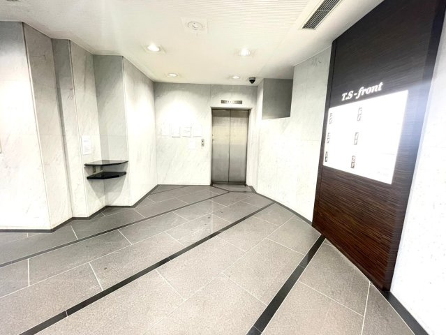 T.S－frontビルのロビー