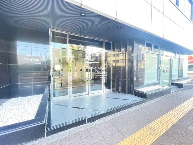T.S－frontビルのエントランス