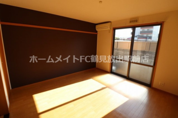 東大阪市西堤西のハイツの洋室