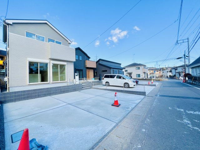 高崎市剣崎町の前面道路含む現地写真|間口も広く駐車も楽々♪