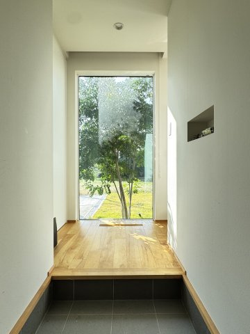 富士見町小暮SE構法の家のエントランス|■玄関から最初に出迎えてくれるこの風景