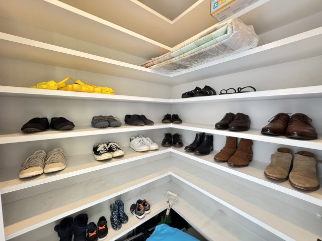 富士見町小暮SE構法の家の玄関|■シューズインクロークも十分な収納量ですね