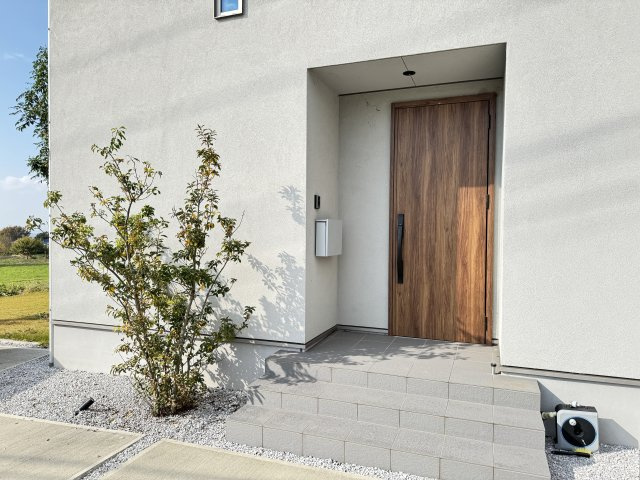 富士見町小暮SE構法の家の玄関|■シンプルで飽きの来ない玄関廻り