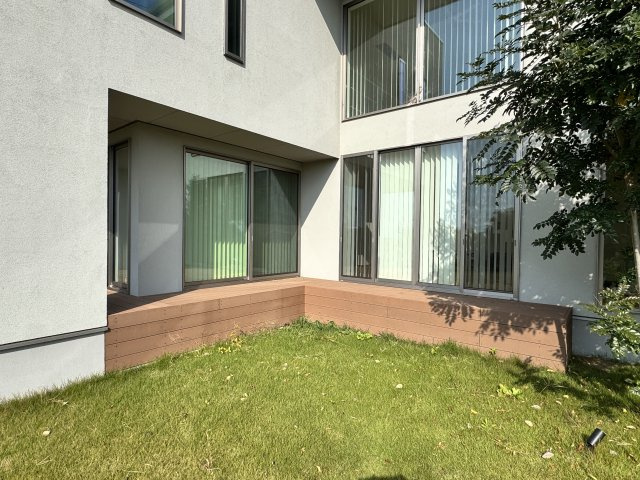 富士見町小暮SE構法の家のバルコニー|■木陰も演出されているデッキスペース