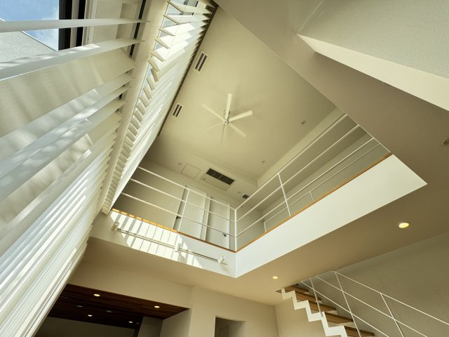 富士見町小暮SE構法の家の居間・リビング|■リビングの吹き抜けの様子