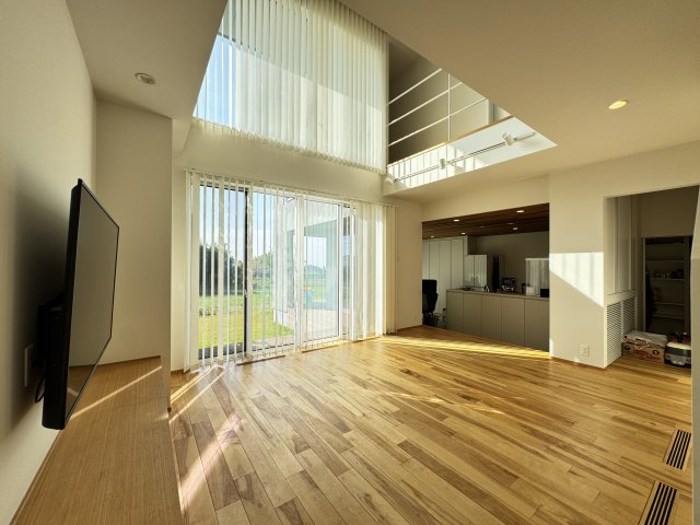 富士見町小暮SE構法の家の居間・リビング|■天井までの大開口で明るく気持ちの良いリビングです！