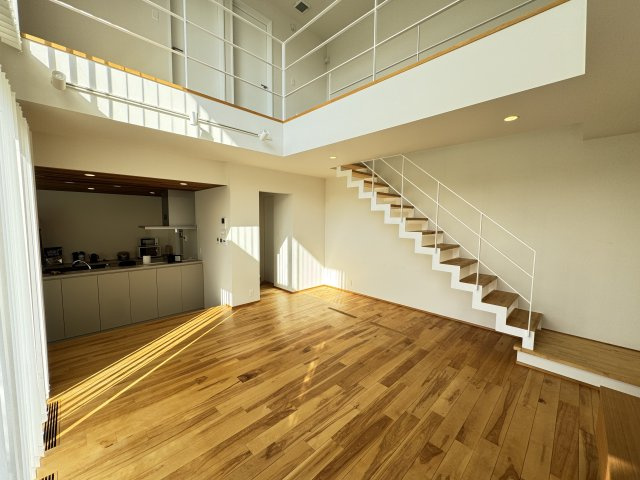富士見町小暮SE構法の家の居間・リビング|■吹き抜け＆リビング階段