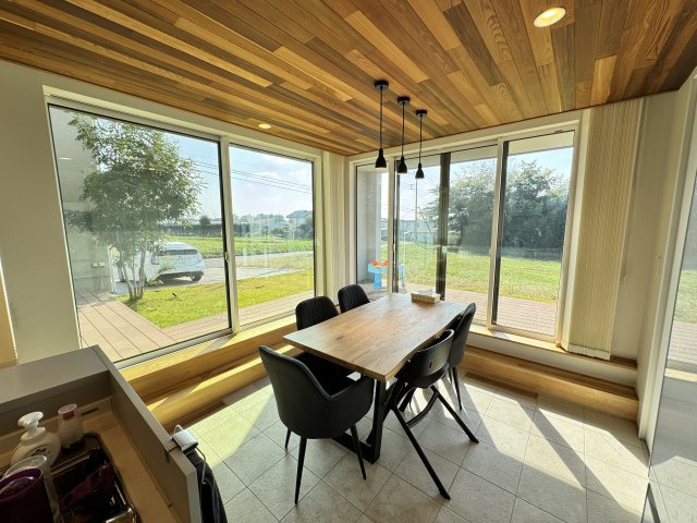 富士見町小暮SE構法の家のダイニング|■お庭を眺めながらゆっくりお食事を