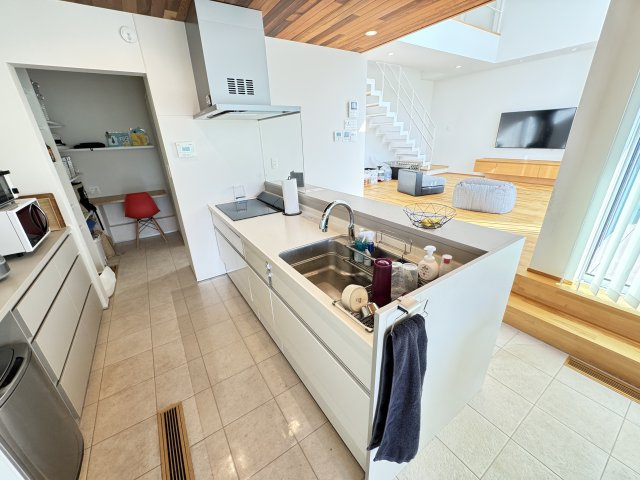 富士見町小暮SE構法の家のキッチン|■収納豊富な対面式システムキッチン