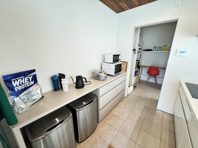 富士見町小暮SE構法の家のキッチン|■キッチン裏のカウンタースペース