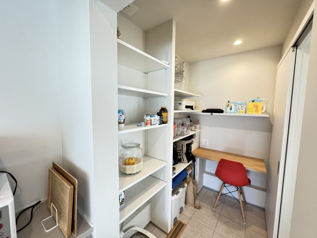 富士見町小暮SE構法の家のキッチン|■書斎スペースとしても使えるパントリー