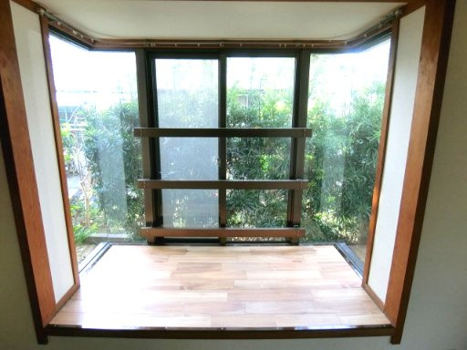 坂本マンションのその他|出窓に1畳位のスペースがあるので、物が沢山置けます！