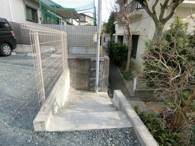 坂本マンションのその他|こちらを通って駐車場から物件へ