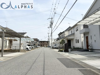 【前面道路含む現地写真】 | 加古郡稲美町国安二丁目　一戸建て | 区画整理された住宅街の為前面道路は6ｍ以上あり駐車がしやすいです♪