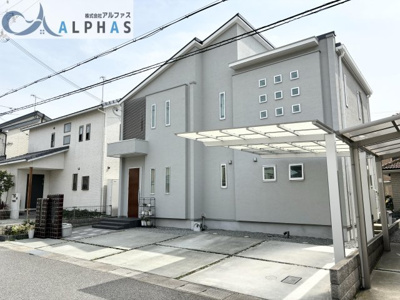 【外観】 | 加古郡稲美町国安二丁目　一戸建て | 広々とした駐車スペースには並列3台駐車可能です♪