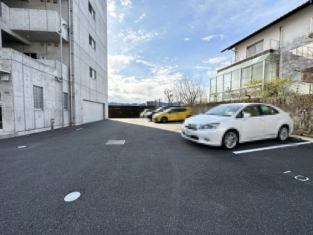 Calm.esの駐車場