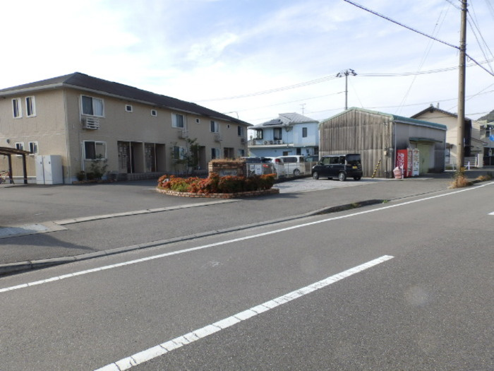 コンフォート Ⅱの駐車場|前面道路＆敷地入口