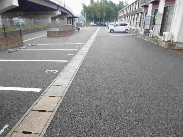 レオネクストコートグレイスⅢの駐車場|設備仕様は号室により異なる為、現況を優先致します。
