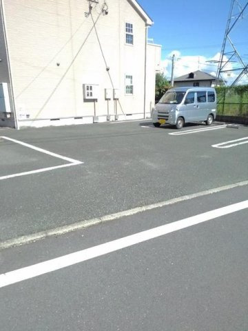 コーポＫＭⅡの駐車場|駐車場があるので、車を買う予定の方も安心です