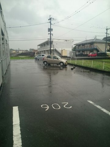 畠田ハイツの駐車場