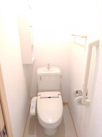 Ｐ’シュロスのトイレ|落ち着いた色調のトイレです