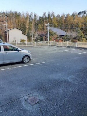 【駐車場】 | グリーンハイツ中西 | 駐車場があるので、車を買う予定の方も安心です