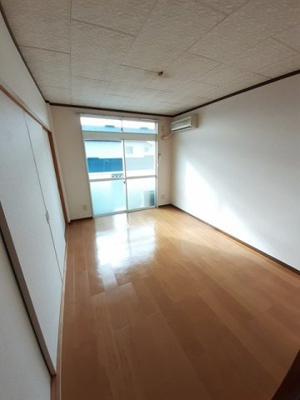 【居間・リビング】 | グリーンハイツ中西 | 明るい室内です