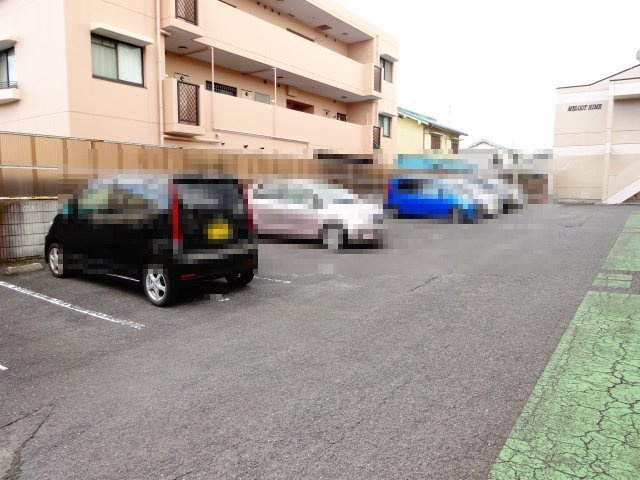 メロディーハイムの駐車場