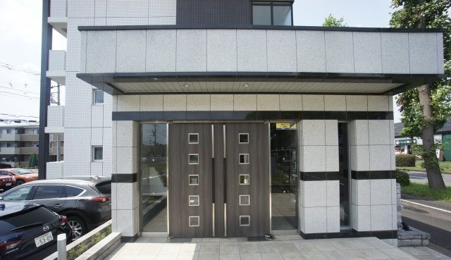 レジデンス二の宮のエントランス