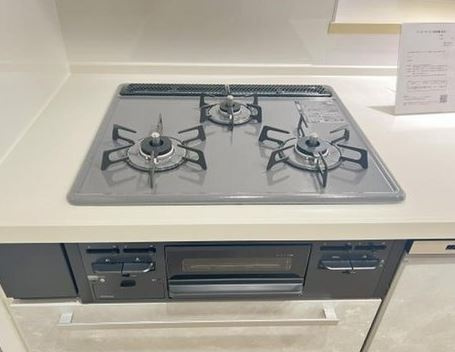 【中古マンション】モア・ステージ川越グランデュールのキッチン|3口コンロです！