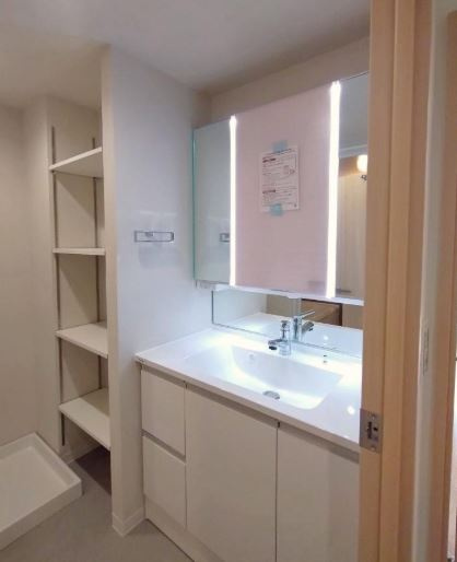 【中古マンション】モア・ステージ川越グランデュールの独立洗面台|朝の身支度に欠かせない洗面台です☆隣に可動棚もあり便利！
こちらも新品の洗面台♪