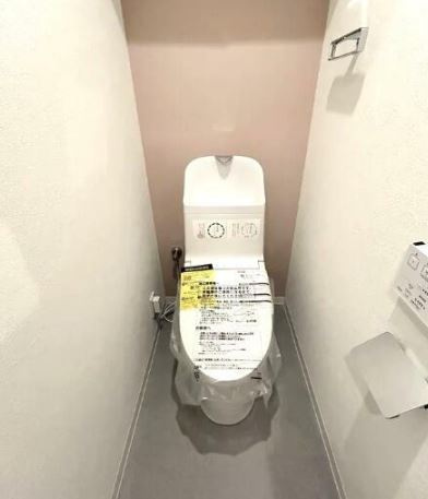 【中古マンション】モア・ステージ川越グランデュールのトイレ|シンプルなトイレスペースです！
新品の温水洗浄便座一体型トイレ！