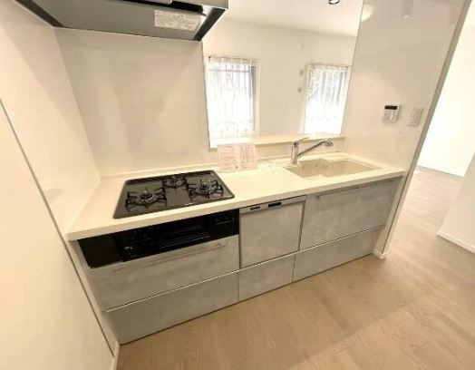 【中古マンション】モア・ステージ川越グランデュールのキッチン|対面式のシステムキッチンでリビングの様子を見ながらお料理できます☆
新品の食器洗い乾燥機付きシステムキッチンです！