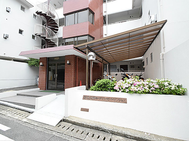 緑地公園第一ダイヤモンドマンションの玄関|収納もある玄関です