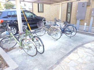 【その他共用部分】 | 屋根付きの駐輪場があるので雨が降っても安心です☆荷物が重いときに自転車があれば助かりますね！