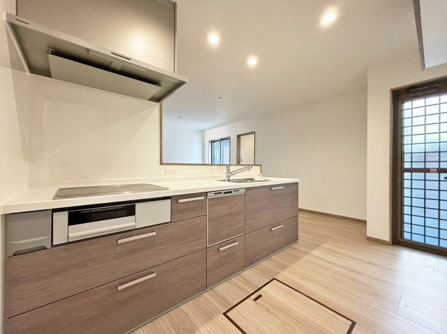 サニーサイド寺本1丁目新築戸建│3LDK+駐車駐輪可（車種制限有）のキッチン|1階キッチンの奥側から撮影した内観写真です。 キッチンは2550mm幅の食洗機付きシステムキッチンを導入しています。