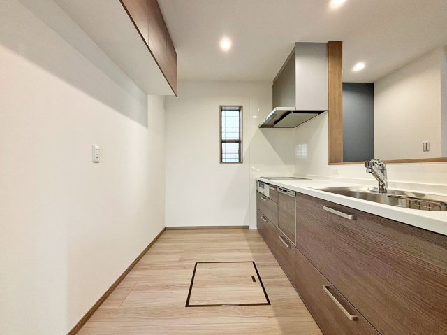 サニーサイド寺本1丁目新築戸建│3LDK+駐車駐輪可（車種制限有）のキッチン|1階キッチンにはお好みのカップボードや500L以上の家庭用冷蔵庫を配置しても作業スペースが十分に確保できる広さと奥行で設計しています。キッチン背面には吊戸棚が標準で備えられています。