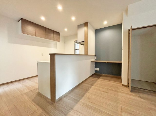 サニーサイド寺本1丁目新築戸建│3LDK+駐車駐輪可（車種制限有）のキッチン|1階キッチンの外観と造作デスクの配置関係がわかる内観写真です。
造作デスクはワークスペース用の空間で、お子様のスタディスペースとしても、仕事用のリモートワークスペースとしても活用することが出来ます。