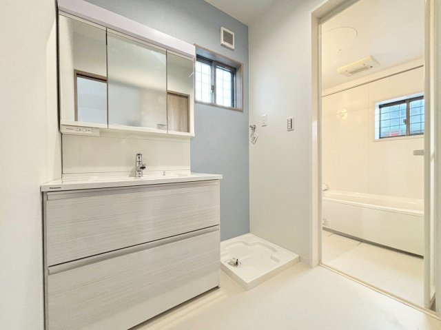 サニーサイド寺本1丁目新築戸建│3LDK+駐車駐輪可（車種制限有）の独立洗面台|1階洗面室に入ってすぐの内観写真です。900mm幅のシャンプードレッサーを採用しており、収納も豊富。