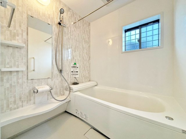 サニーサイド寺本1丁目新築戸建│3LDK+駐車駐輪可（車種制限有）の浴室|1階浴室に入ってすぐの内観です。1616サイズのユニットで、浴室暖房乾燥機付き仕様となっております。