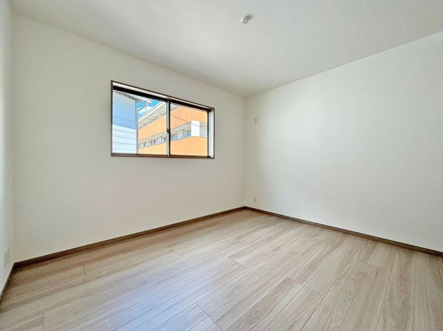 サニーサイド寺本1丁目新築戸建│3LDK+駐車駐輪可（車種制限有）の洋室|2階主寝室に入ってすぐの内観写真です。
