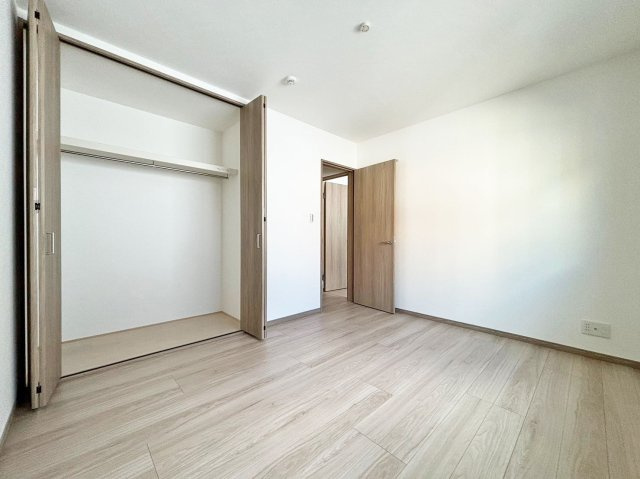 サニーサイド寺本1丁目新築戸建│3LDK+駐車駐輪可（車種制限有）の洋室|-主寝室(2F)-
各居室、収納庫内には枕棚とハンガーレールを配置しています。 限られた収納スペースでもすっきりと片付けることが出来ます。