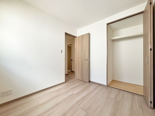 サニーサイド寺本1丁目新築戸建│3LDK+駐車駐輪可（車種制限有）の洋室|-洋室4.1帖(2F)-