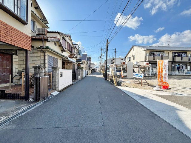 サニーサイド寺本1丁目新築戸建│3LDK+駐車駐輪可（車種制限有）の前面道路含む現地写真|現地前面道路を東向きに撮影した写真です。