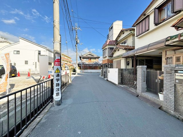 サニーサイド寺本1丁目新築戸建│3LDK+駐車駐輪可（車種制限有）の前面道路含む現地写真|現地前面道路を西向きに撮影した写真です。