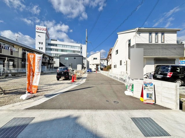 サニーサイド寺本1丁目新築戸建│3LDK+駐車駐輪可（車種制限有）の外観|分譲地入口側から撮影した外観写真です。